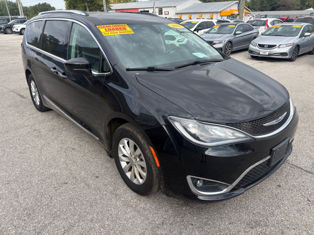 Used 2019 Chrysler Pacifica Touring-L FWD image 1