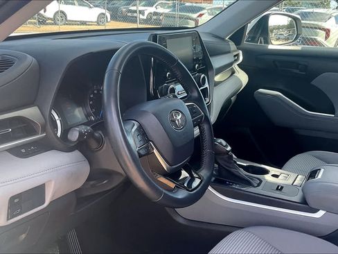 Used 2021 Toyota Highlander LE FWD image 2