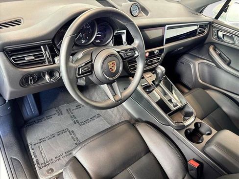 Certified 2025 Porsche Macan AWD/4WD image 4