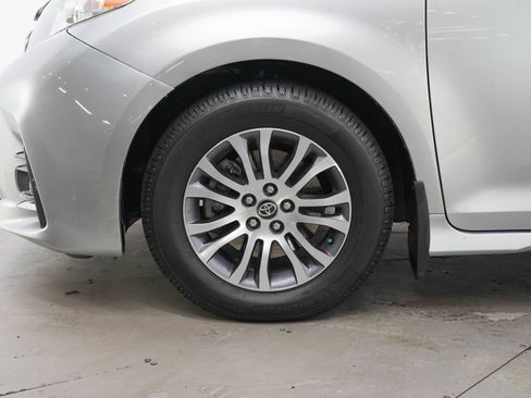 Used 2020 Toyota Sienna XLE w/ XLE Navigation Package FWD image 30