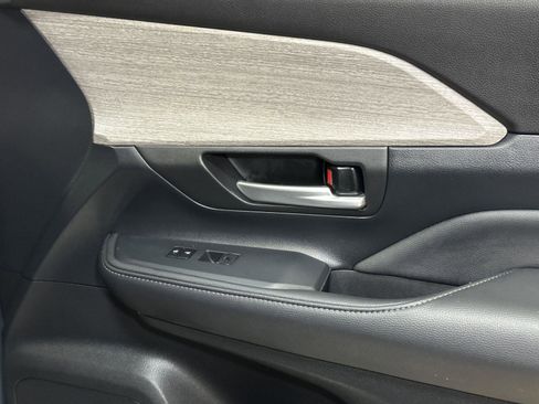 Used 2025 Toyota Grand Highlander AWD image 38