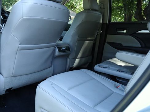 Used 2017 Toyota Highlander XLE image 13