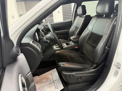 Used 2017 Jeep Grand Cherokee Altitude AWD/4WD image 13