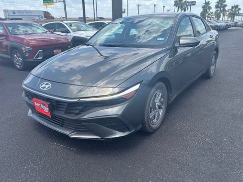 Used 2025 Hyundai Elantra SE FWD image 3