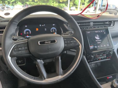 Used 2024 Jeep Grand Cherokee L Laredo RWD image 12