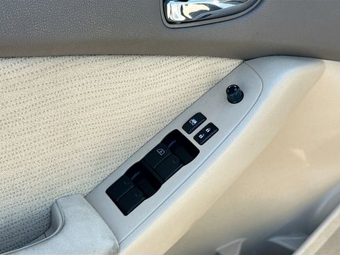 Used 2010 Nissan Altima 2.5 S FWD image 7