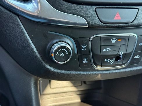 Used 2020 Chevrolet Equinox LT FWD image 24