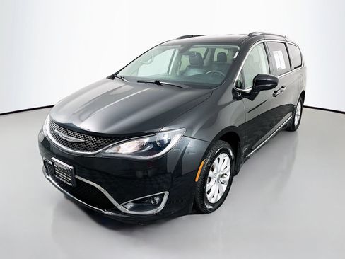 Used 2020 Chrysler Pacifica Touring-L FWD image 3