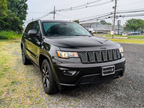 Used 2019 Jeep Grand Cherokee Altitude AWD/4WD image 3