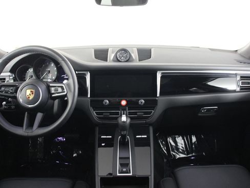 Certified 2026 Porsche Macan AWD/4WD image 11