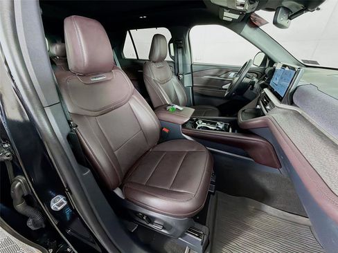 Used 2025 Ford Explorer Platinum image 29