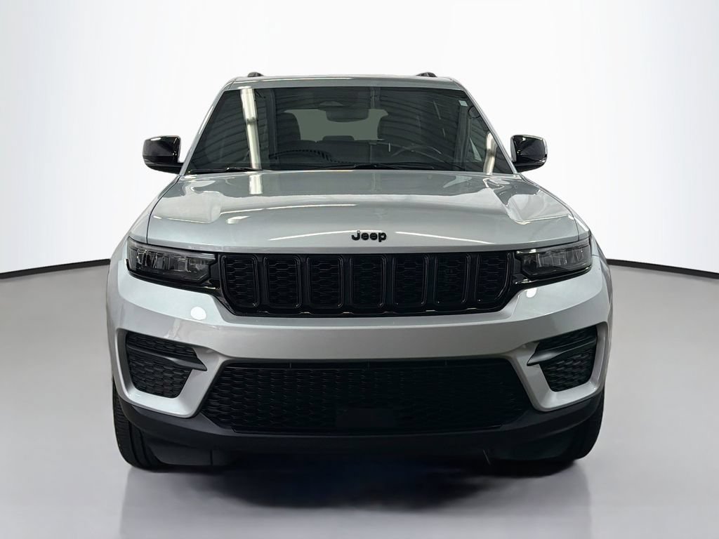 Used 2024 Jeep Grand Cherokee Altitude AWD/4WD image 2
