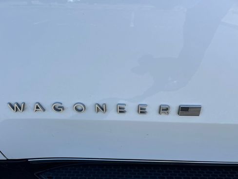 Used 2024 Jeep Wagoneer L Series III w/ Flexible Seating Group AWD/4WD image 11