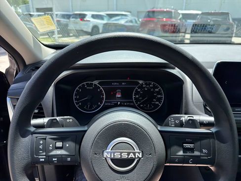 Used 2024 Nissan Rogue S FWD image 17