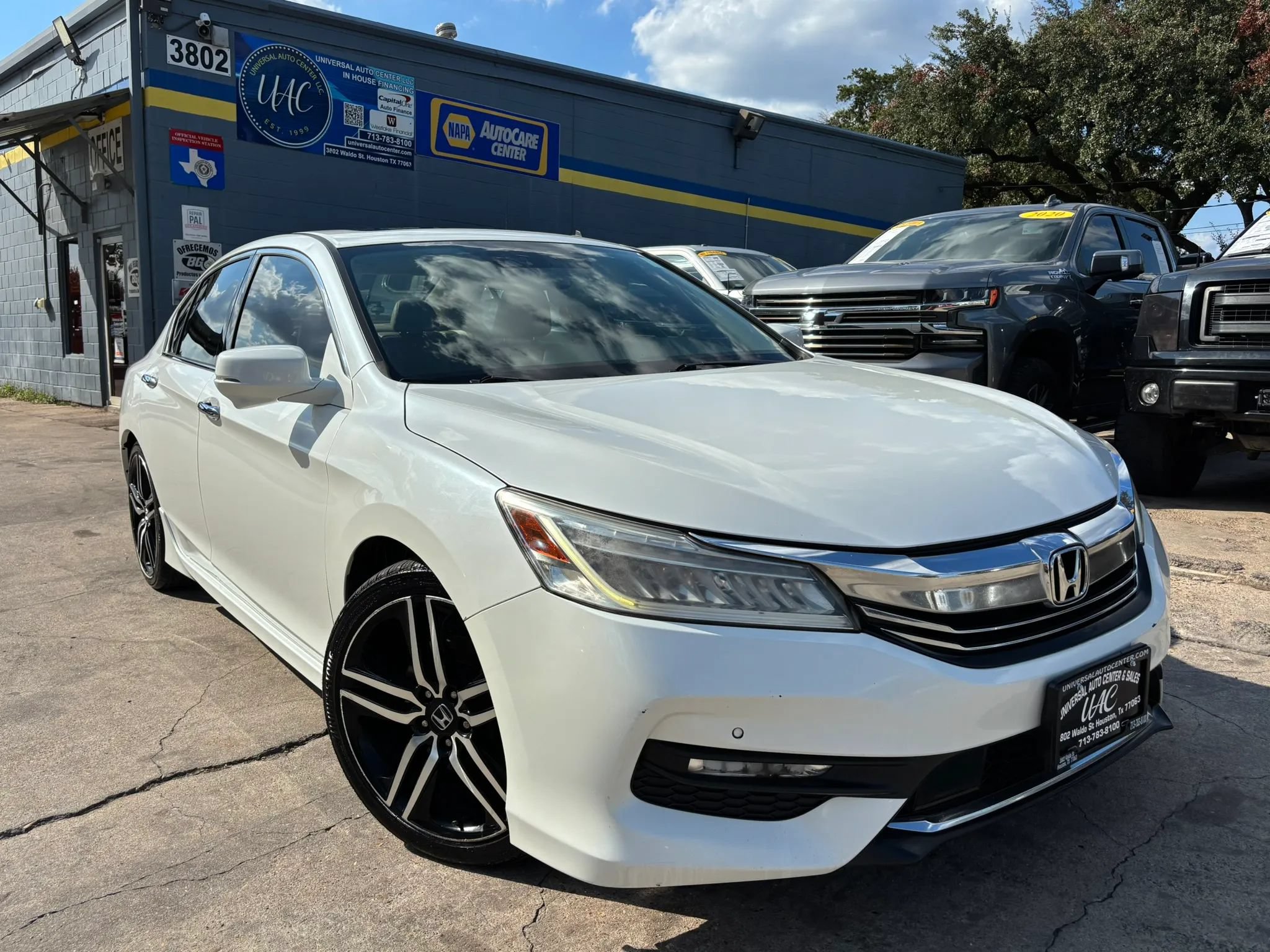 Used 2017 Honda Accord Touring image 1
