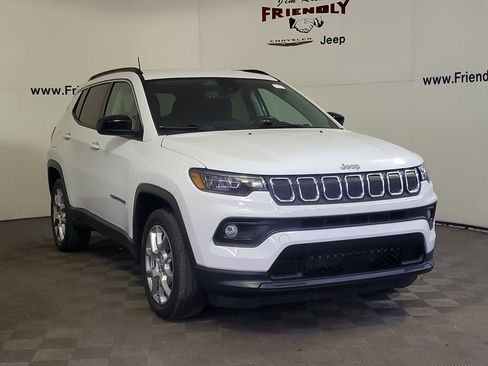 Used 2022 Jeep Compass Latitude image 2