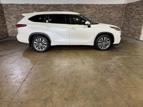 Used 2021 Toyota Highlander Platinum AWD/4WD image 10