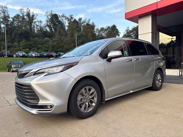 Used 2022 Toyota Sienna XLE AWD/4WD image 1