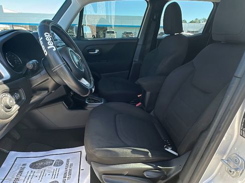 Used 2018 Jeep Renegade Latitude image 10