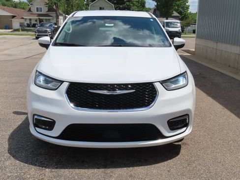 Used 2023 Chrysler Pacifica Touring-L FWD image 10