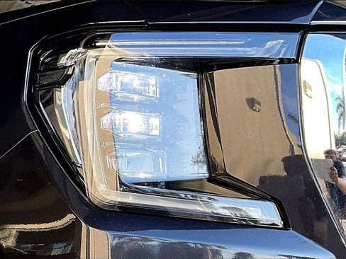 Used 2024 GMC Yukon SLT image 30