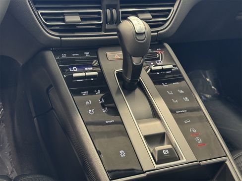 Used 2025 Porsche Macan image 17