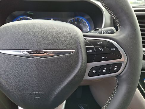 Used 2023 Chrysler Pacifica Touring-L FWD image 24