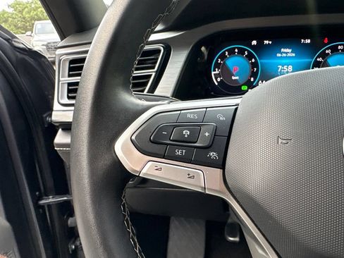 Used 2025 Volkswagen Atlas Cross Sport SE FWD image 25