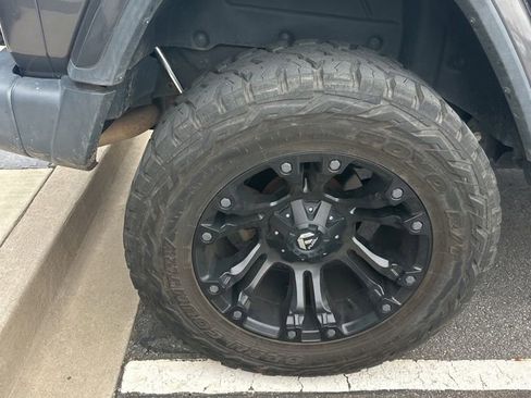 Used 2018 Jeep Wrangler Unlimited Sahara AWD/4WD image 15