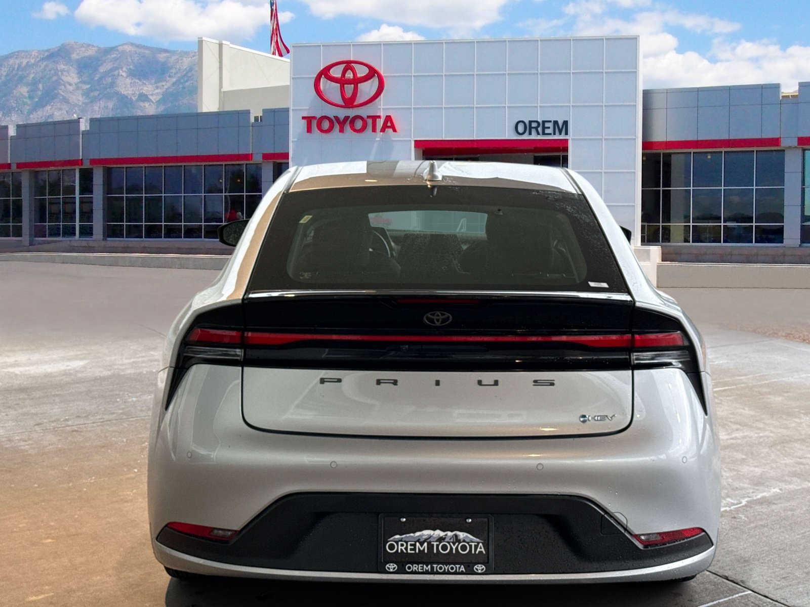 Used 2025 Toyota Prius LE FWD image 4