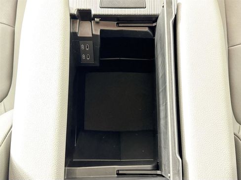 Used 2025 Toyota Sienna XLE image 34