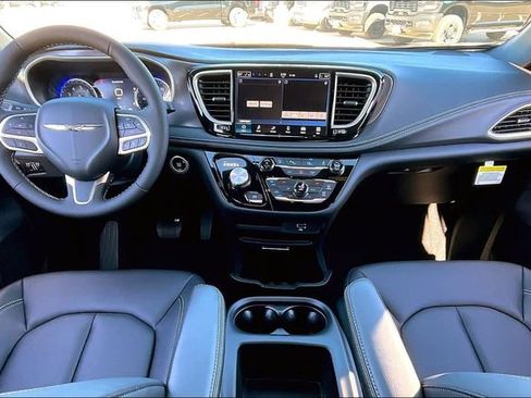 New 2026 Chrysler Pacifica Select image 6