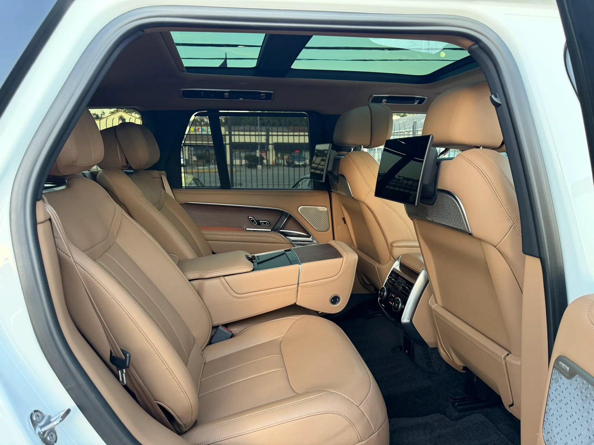 Used 2024 Land Rover Range Rover Autobiography AWD/4WD image 27