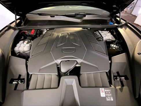 Used 2025 Porsche Cayenne image 32