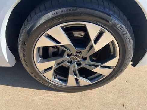 Used 2021 Audi e-tron Premium Plus w/ Premium Plus Package image 10