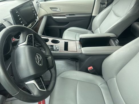 Used 2024 Toyota Sienna XLE image 3