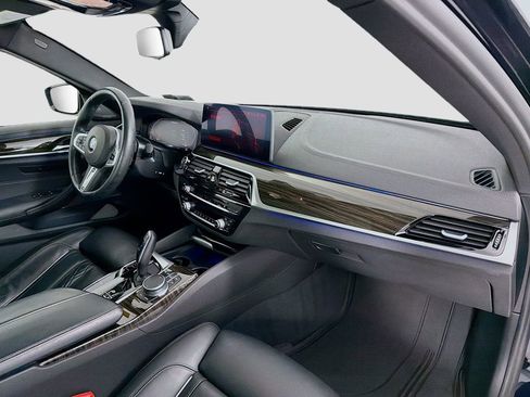 Used 2021 BMW M550i xDrive w/ Premium Package image 32