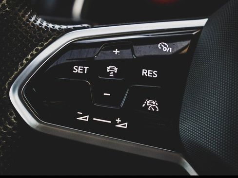 Used 2022 Volkswagen Tiguan SE R-Line image 13