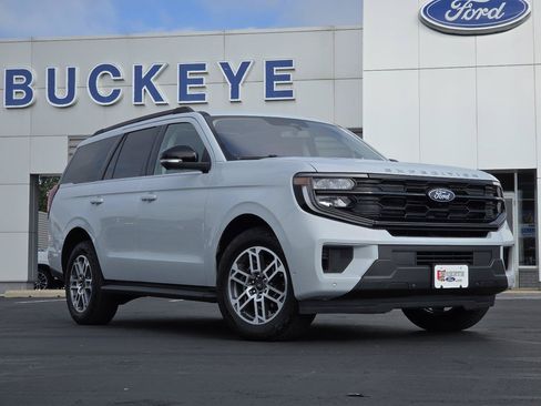 Used 2025 Ford Expedition Active AWD/4WD image 2