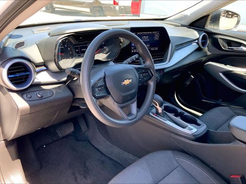 Used 2025 Chevrolet Trax LS image 18