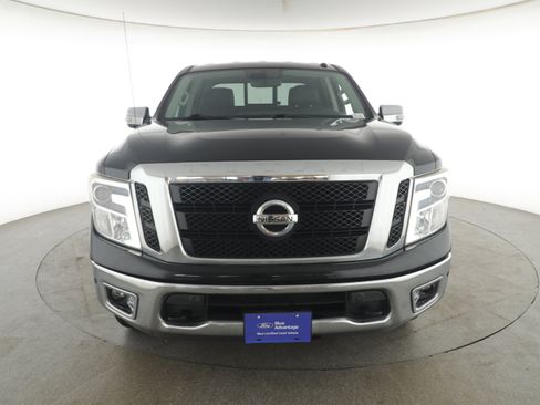 Used 2019 Nissan Titan SL image 2