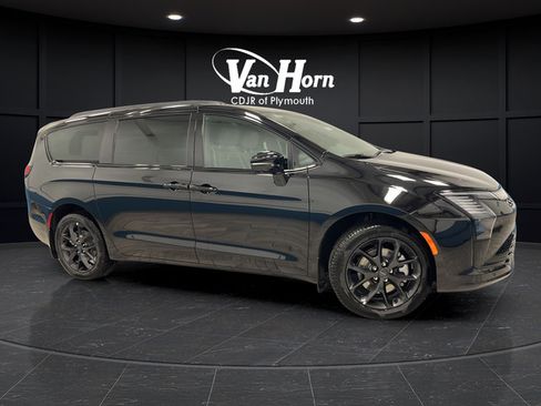 New 2027 Chrysler Pacifica Limited w/ Family Tech Group AWD/4WD image 1