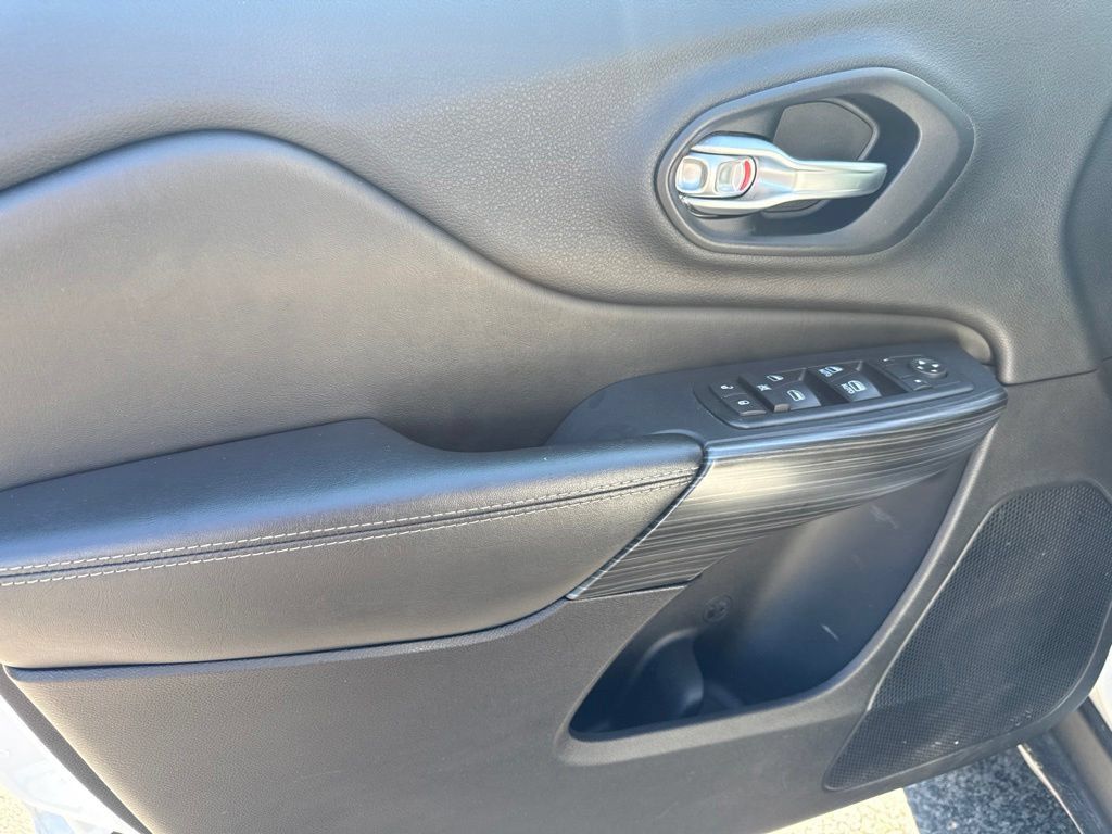Used 2016 Jeep Cherokee Limited AWD/4WD image 20