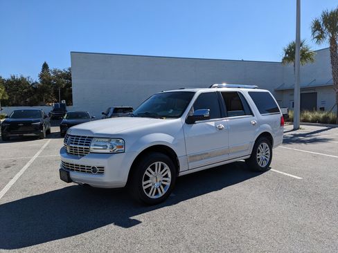 Used 2010 Lincoln Navigator Base image 2