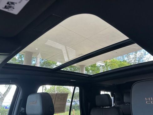 Used 2025 Chevrolet Tahoe High Country AWD/4WD image 13