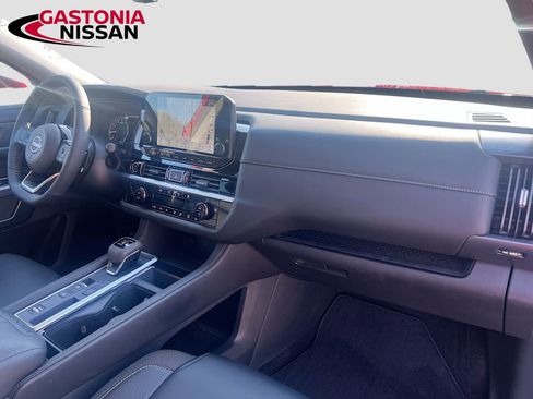 Used 2024 Nissan Pathfinder SL image 39