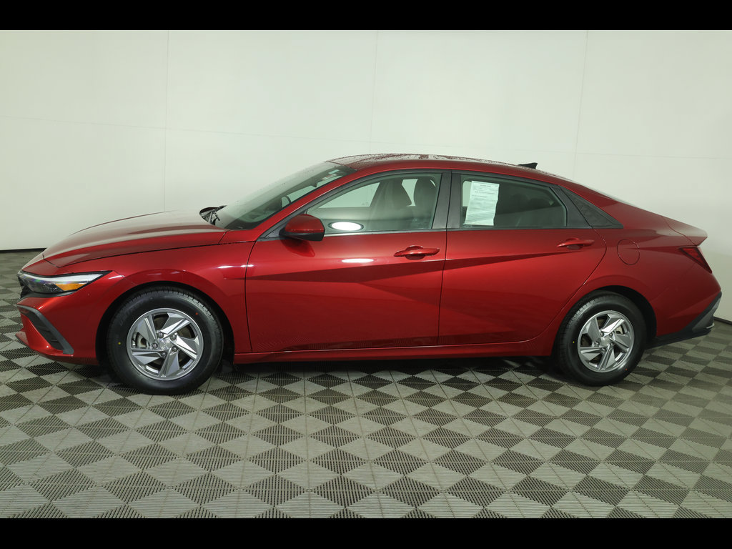 Used 2024 Hyundai Elantra SE FWD image 14