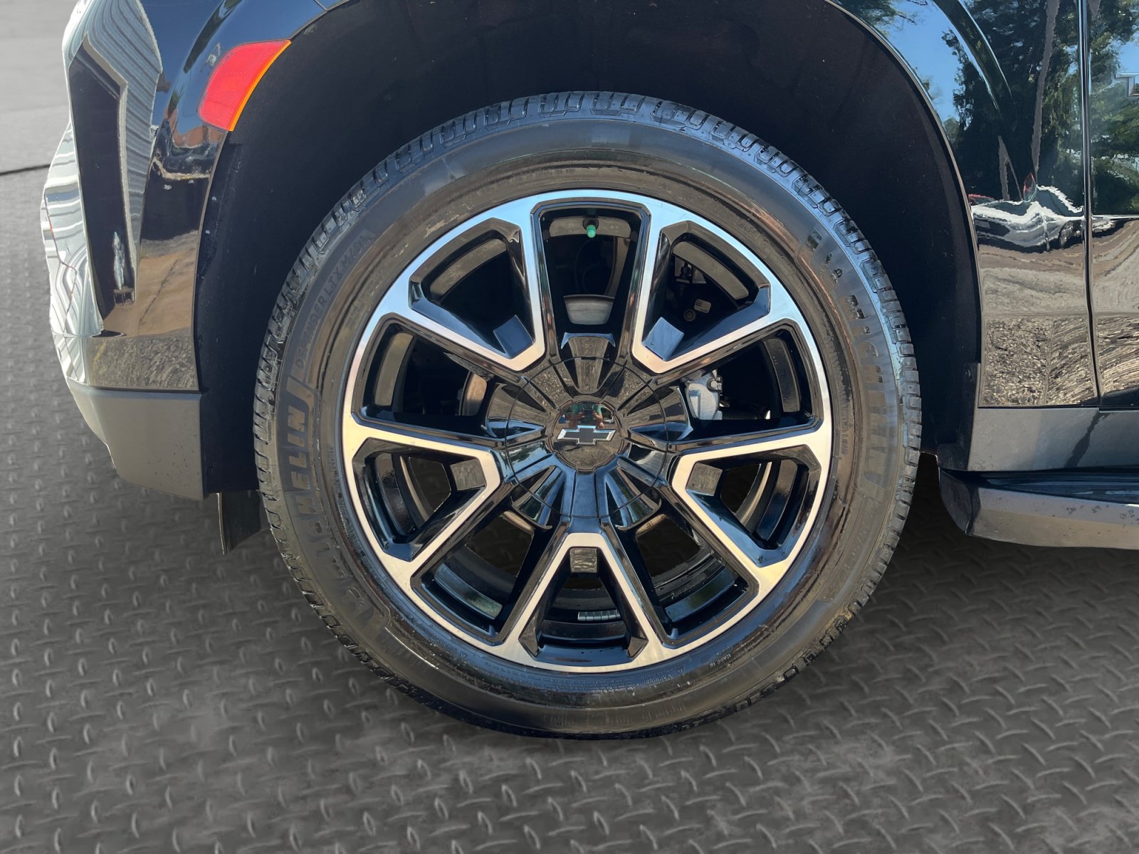 Used 2022 Chevrolet Tahoe RST w/ Luxury Package AWD/4WD image 16