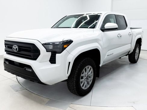 Used 2024 Toyota Tacoma SR5 AWD/4WD image 24
