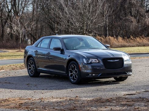 Used 2018 Chrysler 300 S w/ Safetytec Plus Group image 2